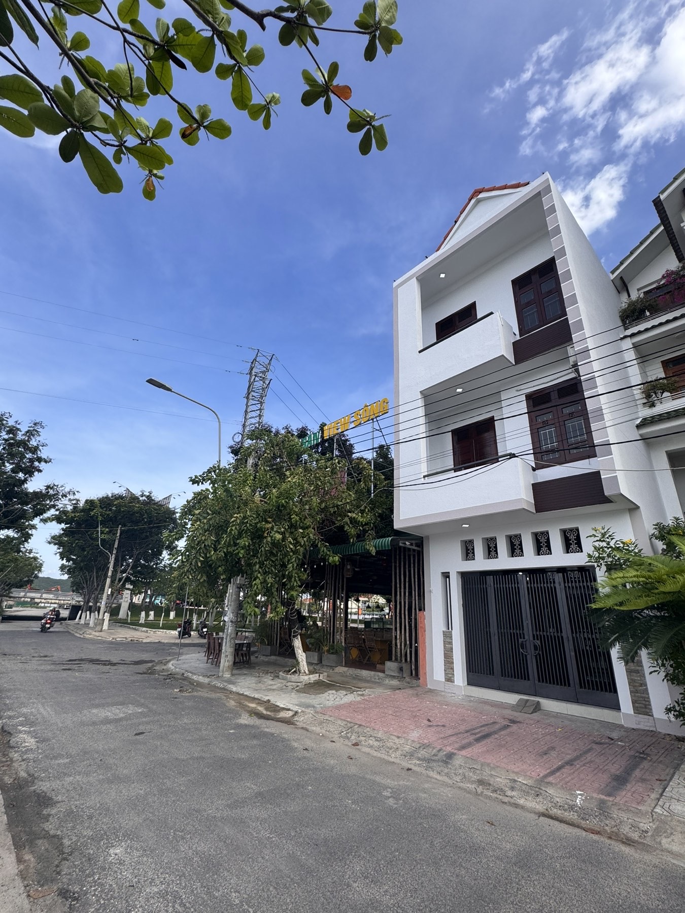 Bán Nhà 3 Tầng Mặt Tiền Sông, Đối Diện Đảo Hoa Sen, Hòn Rớ 1, P. Nam Nha Trang - 75m ngang 6m view sông cực mát mẻ