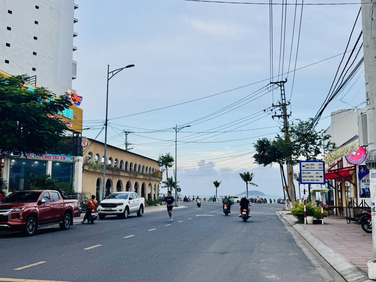 Bán nhà hẻm ô tô đường Điện Biên Phủ,204m ngang 11m. Gần Biển 200m